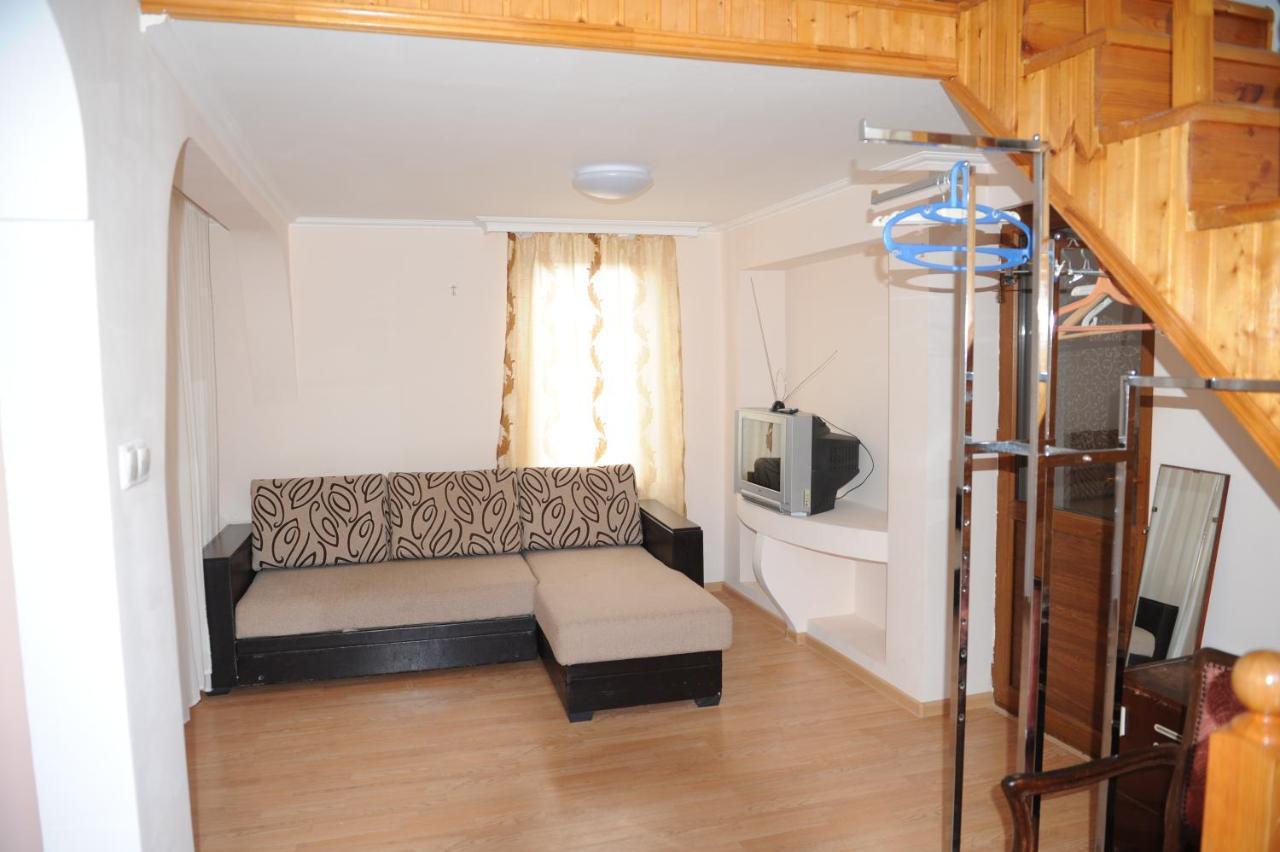 Apartment on Prospekt Mira 71 Soechoemi Buitenkant foto