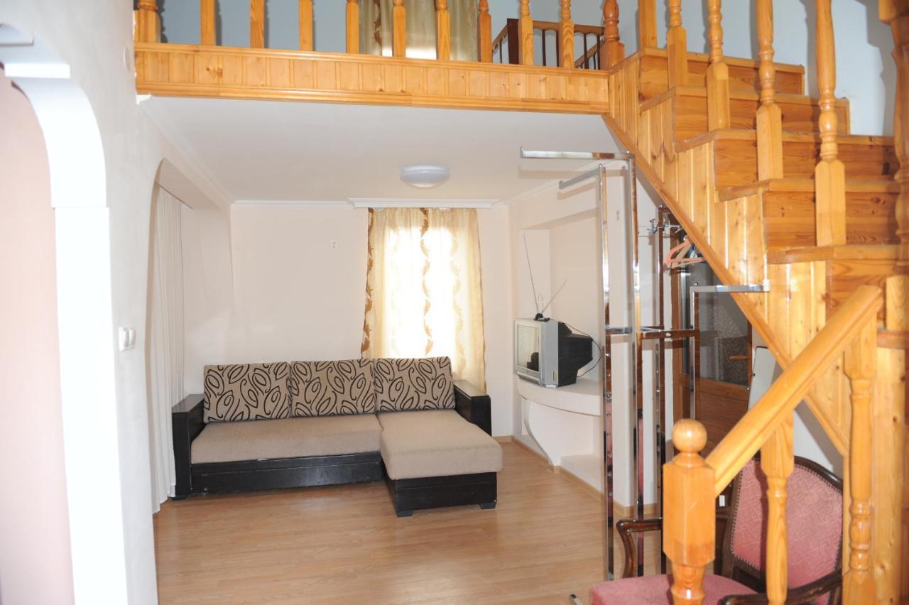 Apartment on Prospekt Mira 71 Soechoemi Buitenkant foto