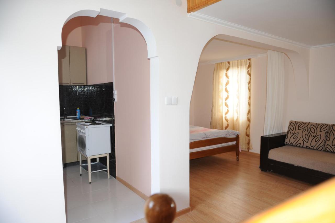Apartment on Prospekt Mira 71 Soechoemi Buitenkant foto